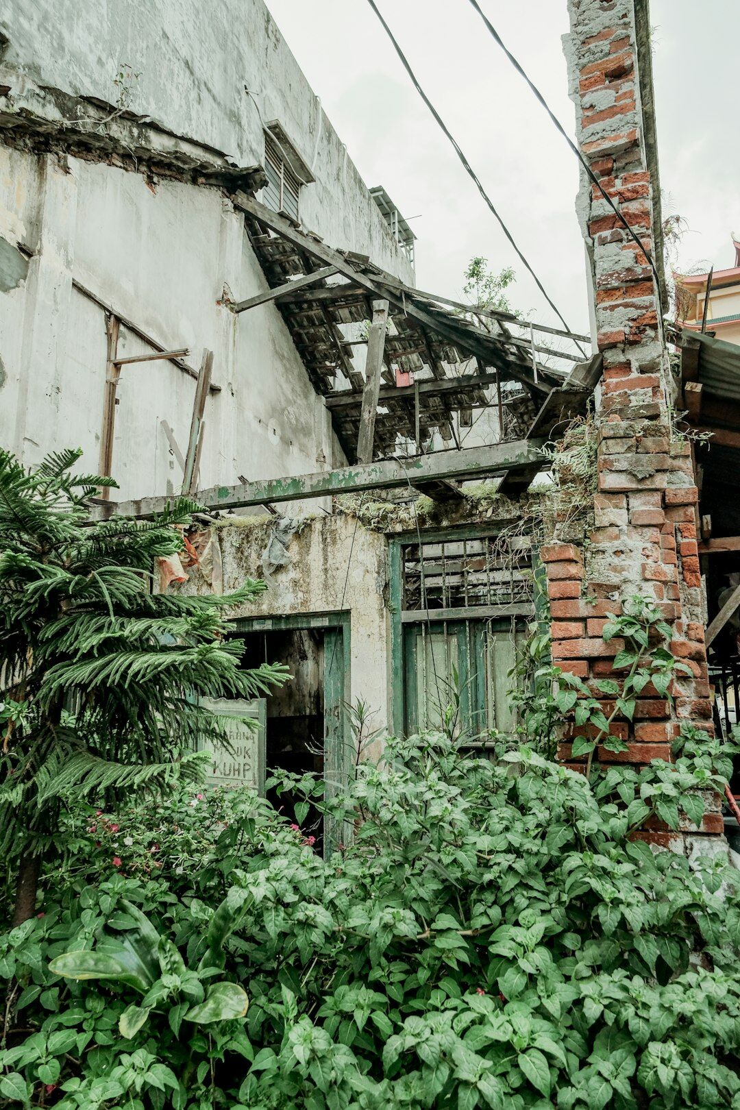 people living in ruins